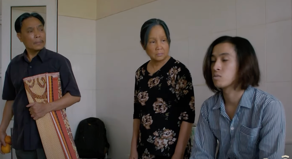 Bát (Tuấn Anh) lên tiếng bênh vực bà Tình (NSƯT Thanh Quý). Ảnh: CMH.