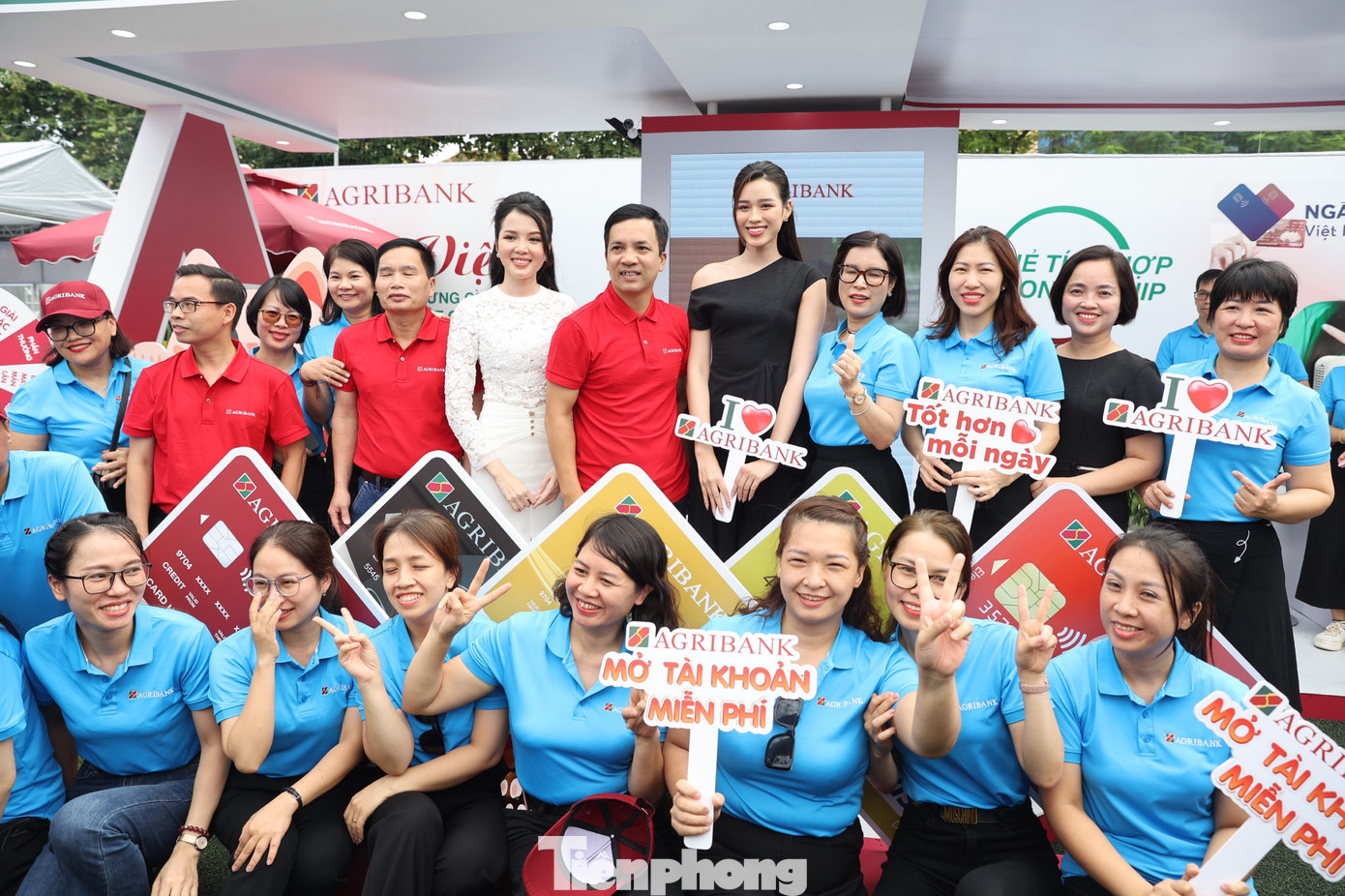 Đông đảo cán bộ, nhân viên ngân hàng Agribank hào hứng chụp ảnh với hoa hậu Đỗ Thị Hà và người đẹp Huỳnh Thúy Vi.