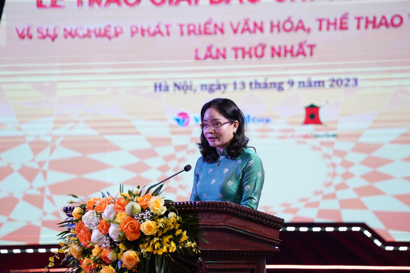 Thứ trưởng Bộ VHTTDL Trịnh Thị Thủy báo cáo về chất lượng giải thưởng.