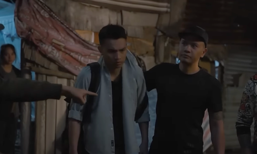 Thạch (Việt Hoàng) bị nhóm đòi nợ &quot;tóm&quot; được. Ảnh: CMH.