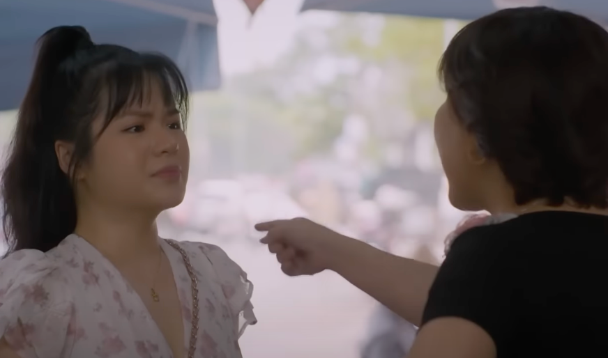 Bà Hòa (Anh Thơ) luôn ngăn cấm chuyện tình cảm của con gái (Hà Đan) và Thạch (Việt Hoàng). Ảnh: CMH.