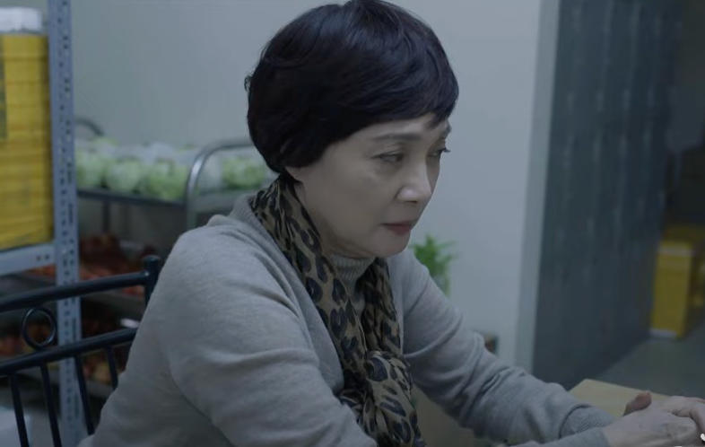 Bà Lan (NSND Lê Khanh) bị mắc kẹt trong kho nguyên liệu. Ảnh: CMH. Bà Lan (NSND Lê Khanh) bị mắc kẹt trong kho nguyên liệu. Ảnh: CMH.