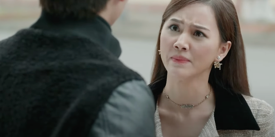 Mai Anh (Minh Thu) luôn hằn học, bôi xấu Phương (Việt Hoa). Ảnh: CMH. Mai Anh (Minh Thu) luôn hằn học, bôi xấu Phương (Việt Hoa). Ảnh: CMH.