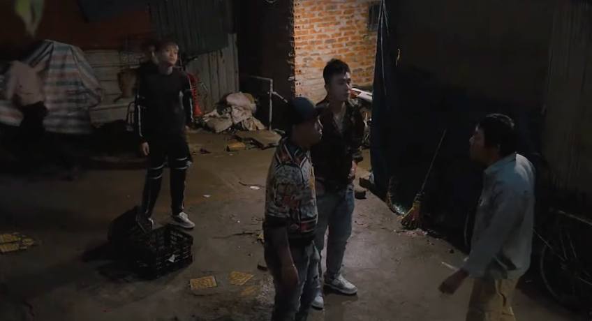 Trong tập 30, nhóm chủ nợ kéo đến xóm trọ đòi tiền bố con Lưu (NSƯT Hoàng Hải). Ảnh: CMH. Trong tập 30, nhóm chủ nợ kéo đến xóm trọ đòi tiền bố con Lưu (NSƯT Hoàng Hải). Ảnh: CMH.