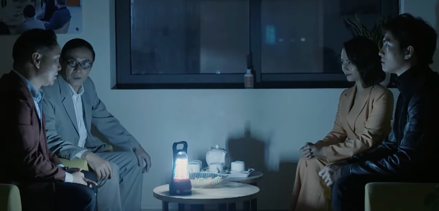 Gia An (Lãnh Thanh), Phương (Việt Hoa) và ông Kình (NSƯT Đỗ Kỷ) sốt sắng tìm bà Lan (NSND Lê Khanh). Ảnh: CMH. Gia An (Lãnh Thanh), Phương (Việt Hoa) và ông Kình (NSƯT Đỗ Kỷ) sốt sắng tìm bà Lan (NSND Lê Khanh). Ảnh: CMH.