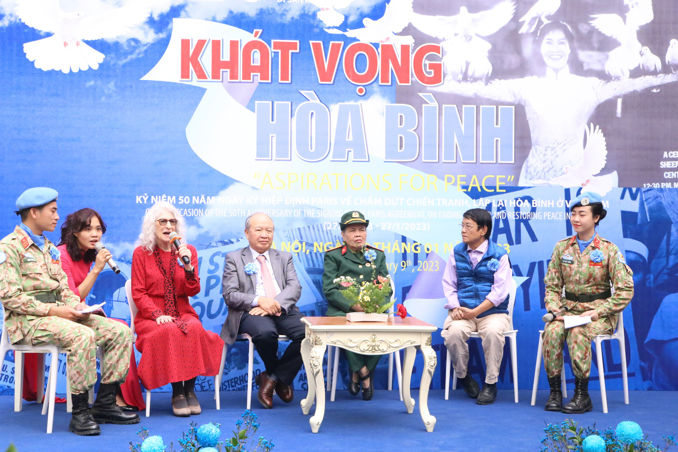 Nhiều nhân chứng lịch sử của cuộc kháng chiến chống Mỹ, đặc biệt là khoảng thời gian đàm phán đi đến ký kết Hiệp định Paris có mặt tại sự kiện Khát vọng hòa bình. Luật sư người Mỹ Nancy Hollander (thứ ba từ trái qua) là đại biểu trẻ tuổi nhất tham gia phái đoàn gặp mặt ngoại giao nhân dân đầu tiên giữa Việt Nam và Hoa Kỳ năm 1965. PGS.TS Dương Văn Quảng, nguyên Giám đốc Học viện Ngoại giao (thứ tư từ trái qua) trực tiếp trải qua những giây phút hạnh phúc, tự hào của ngày 27/1/1973 lịch sử. Ông là một trong những sinh viên tham gia vào công việc chuẩn bị chào mừng Hiệp định Paris được ký kết. Nhiều nhân chứng lịch sử của cuộc kháng chiến chống Mỹ, đặc biệt là khoảng thời gian đàm phán đi đến ký kết Hiệp định Paris có mặt tại sự kiện Khát vọng hòa bình. Luật sư người Mỹ Nancy Hollander (thứ ba từ trái qua) là đại biểu trẻ tuổi nhất tham gia phái đoàn gặp mặt ngoại giao nhân dân đầu tiên giữa Việt Nam và Hoa Kỳ năm 1965. PGS.TS Dương Văn Quảng, nguyên Giám đốc Học viện Ngoại giao (thứ tư từ trái qua) trực tiếp trải qua những giây phút hạnh phúc, tự hào của ngày 27/1/1973 lịch sử. Ông là một trong những sinh viên tham gia vào công việc chuẩn bị chào mừng Hiệp định Paris được ký kết.