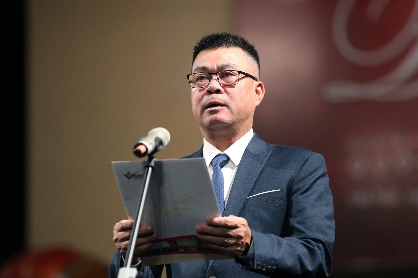 Ông Nguyễn Văn Bá phát biểu khai mạc hòa nhạc Điều còn mãi. Ông Nguyễn Văn Bá phát biểu khai mạc hòa nhạc Điều còn mãi.