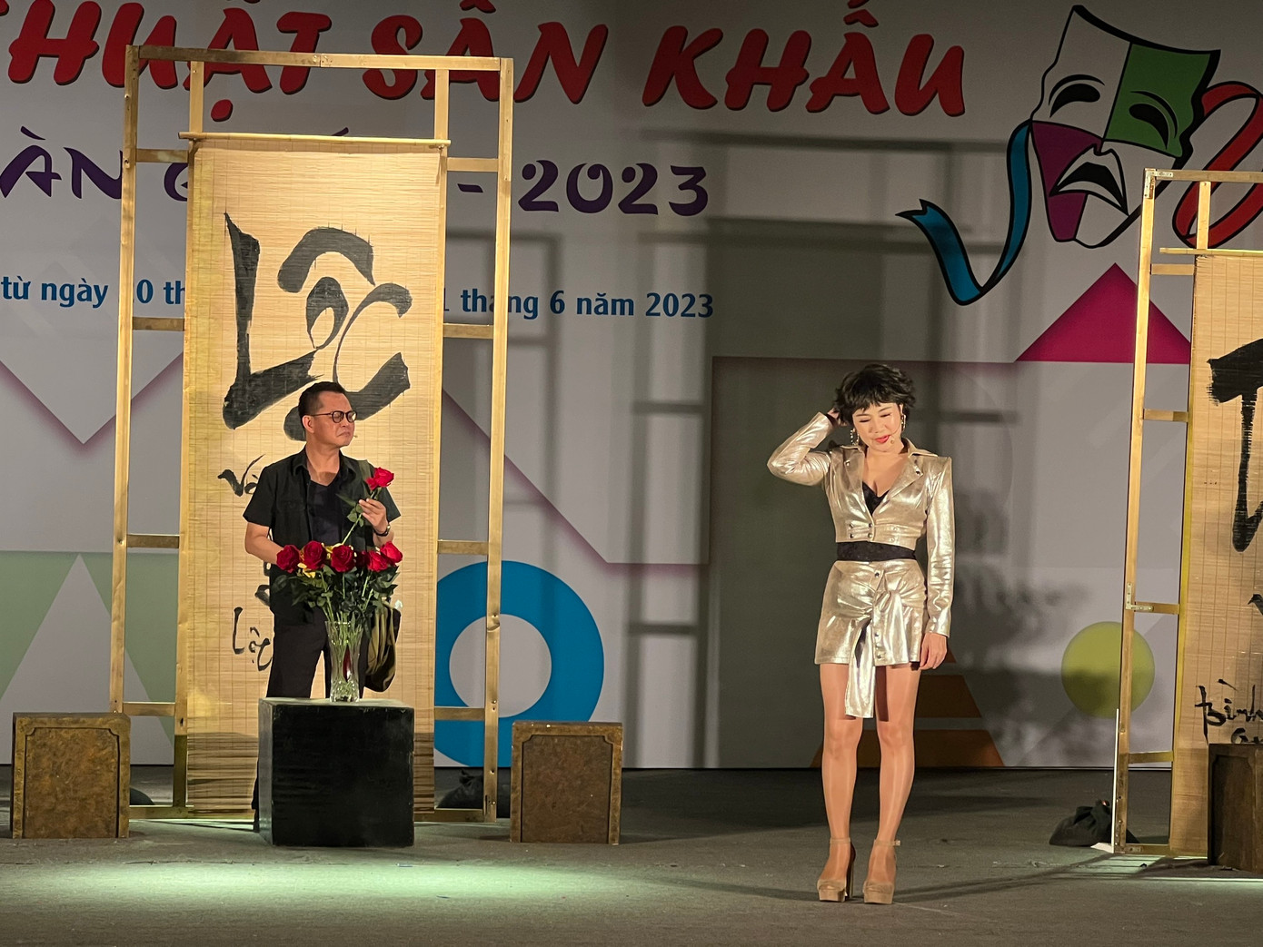 NSND Trung Hiếu và NSND Thu Hà trong trích đoạn của vở Cát bụi - tiết mục chào mừng Liên hoan các trích đoạn hay nghệ thuật sân khấu toàn quốc 2023. NSND Trung Hiếu và NSND Thu Hà trong trích đoạn của vở Cát bụi - tiết mục chào mừng Liên hoan các trích đoạn hay nghệ thuật sân khấu toàn quốc 2023.