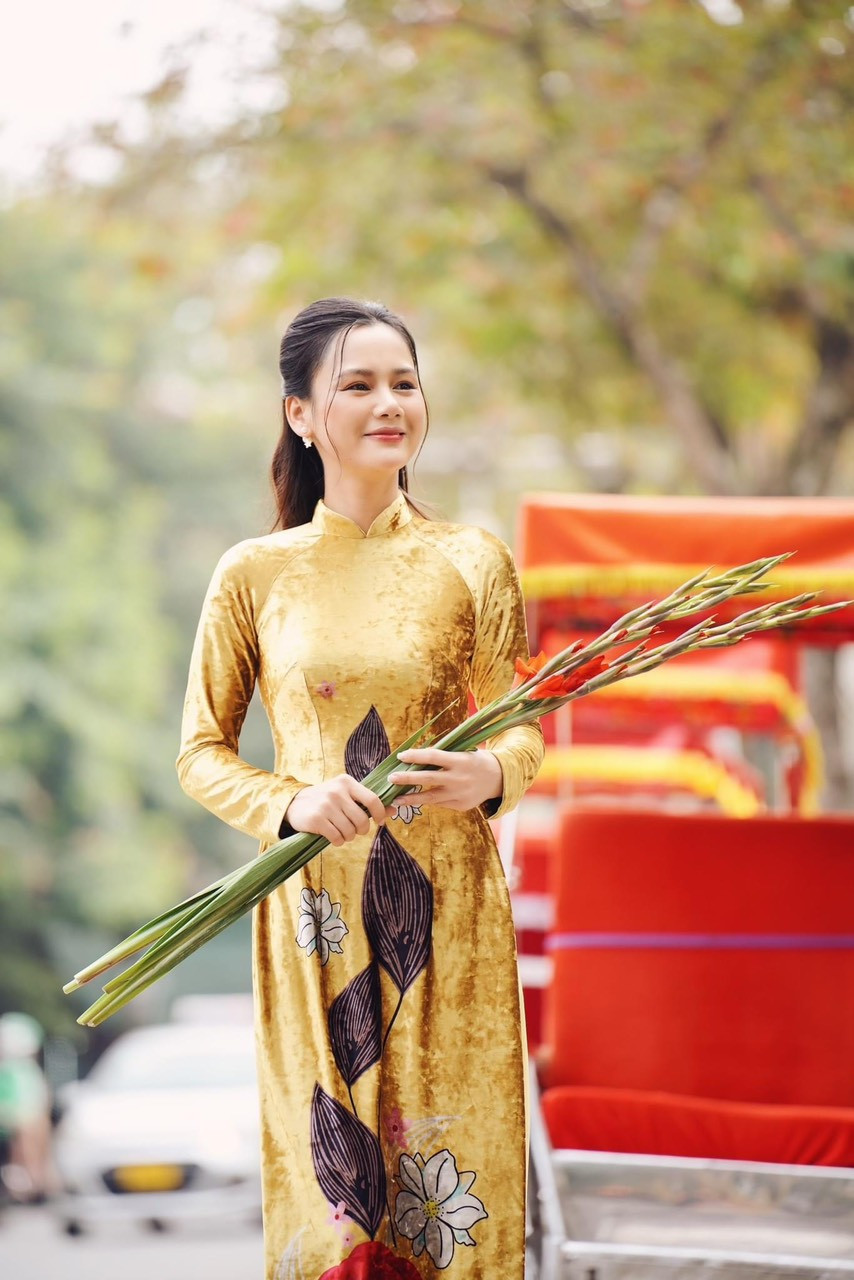 Diễn viên Huyền Sâm cho Tiền Phong biết dịp 8/3 năm nay, Hội Phụ nữ và Chi Đoàn thanh niên của Nhà hát Kịch nói Quân đội tổ chức chương trình Sách kết nối tri thức - Thắp sáng ước mơ tại điểm trường Phổ thông Dân tộc bán trú Tiểu học Mù Sang, huyện Phong Thổ, tỉnh Lai Châu. “Với một ngày mà cả thế giới mong chờ những hành động ý nghĩa từ phía nam giới, chúng tôi cũng muốn làm điều gì đó có ý nghĩa để mang lại niềm vui cho các em nhỏ vùng cao”, nữ diễn viên chia sẻ.