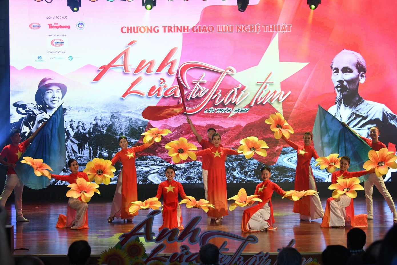 Chương trình có sự tham gia của nhóm nghệ sĩ giảng viên Đại học Văn hoá - Nghệ thuật Quân đội và các nghệ sĩ Nhà hát Múa rối Thăng Long. Mở đầu cho chương trình là màn múa Việt Nam ơi, mùa xuân đến rồi do các nghệ sĩ Nhà hát Múa rối Thăng Long trình diễn.