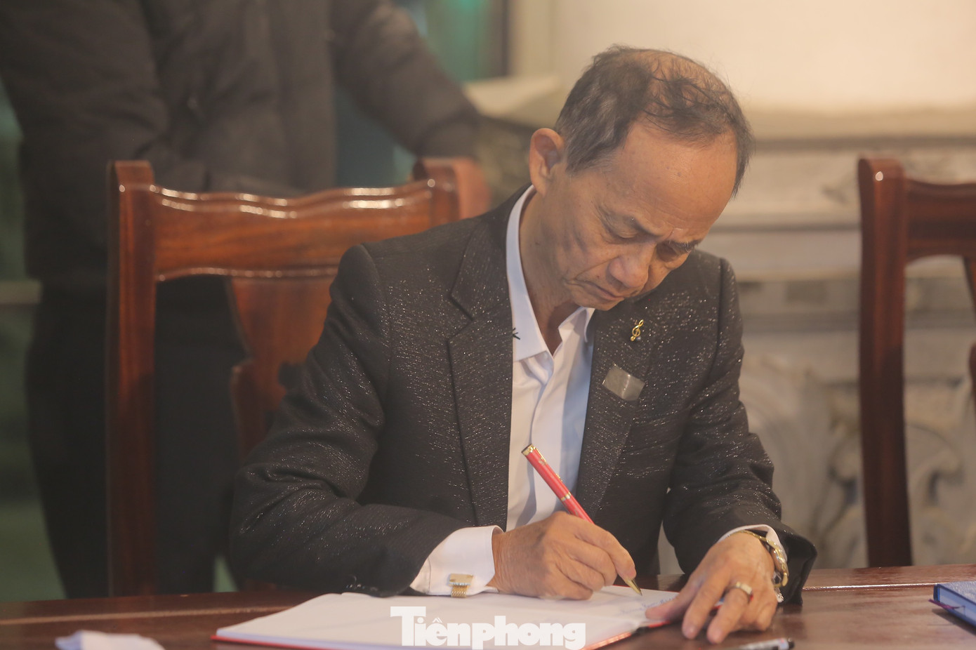 Nhạc sĩ Lân Cường thương tiếc một tài năng âm nhạc đã rời cõi tạm. "Tiếng đàn của nghệ sĩ Văn Vượng sẽ còn để lại mãi mãi trong lòng anh, chị, em nhạc sĩ của Hội Âm nhạc Hà Nội", ông viết. Ảnh: DUY PHẠM.