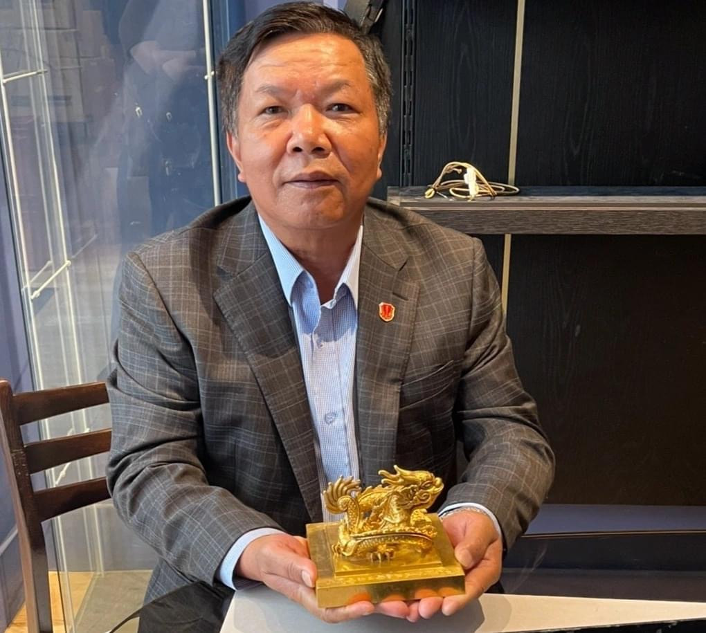 Ông Nguyễn Thế Hồng - người thành lập Bảo tàng Hoàng gia Nam Hồng - được chọn để đại diện thực hiện các thủ tục pháp lý để hồi hương ấn vàng Hoàng đế chi bảo. Ông Nguyễn Thế Hồng - người thành lập Bảo tàng Hoàng gia Nam Hồng - được chọn để đại diện thực hiện các thủ tục pháp lý để hồi hương ấn vàng Hoàng đế chi bảo.