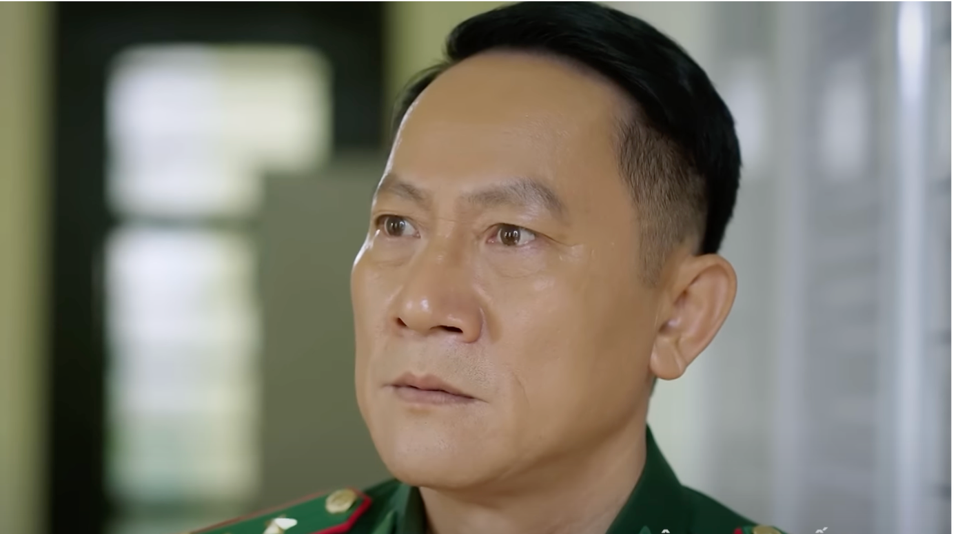 Thoát vai Lưu "nát", NSƯT Hoàng Hải hóa thân thành phó đồn trưởng điềm đạm, ung dung, giỏi nắm bắt tâm lý mọi người.