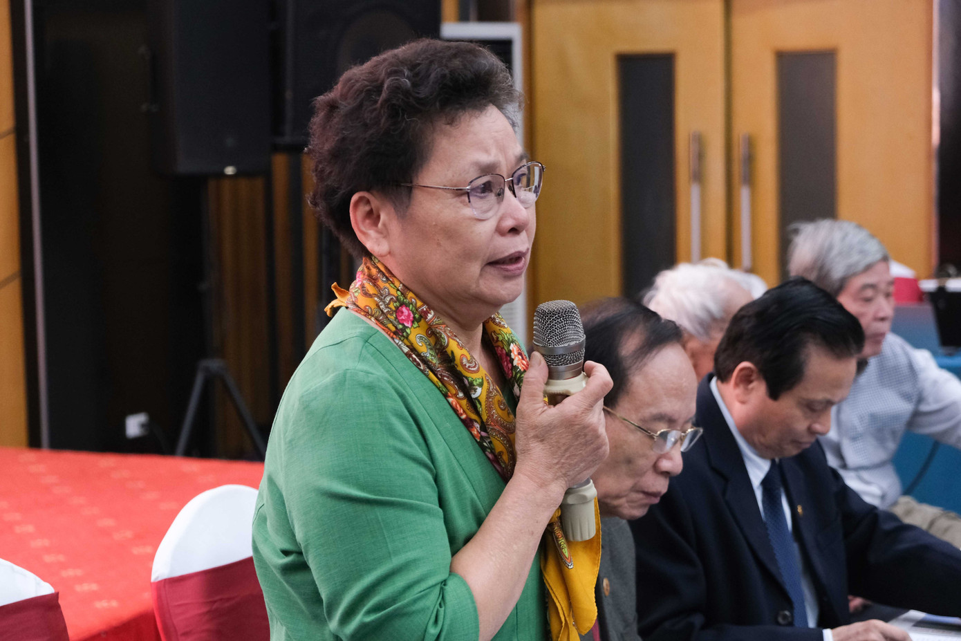 Bà Ngô Huyền Lâm - vợ nhạc sĩ An Thuyên nghẹn ngào khi nhớ đến chồng. Ảnh: Hồ Quang.