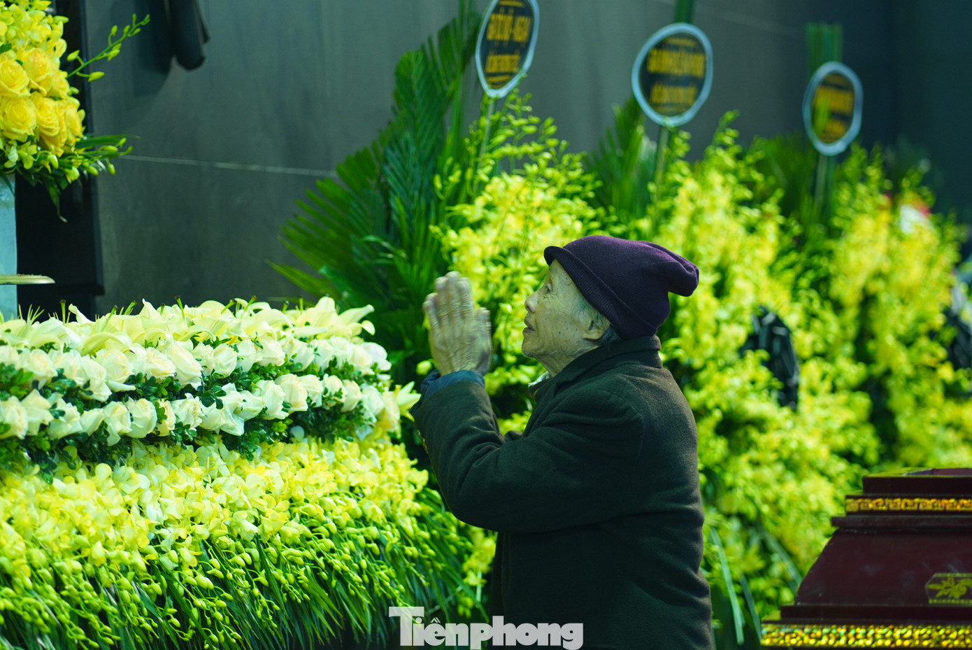 Nghệ sĩ Văn Toản tiễn đưa NSND Trần Tiến. Ảnh: TRỌNG QUÂN.