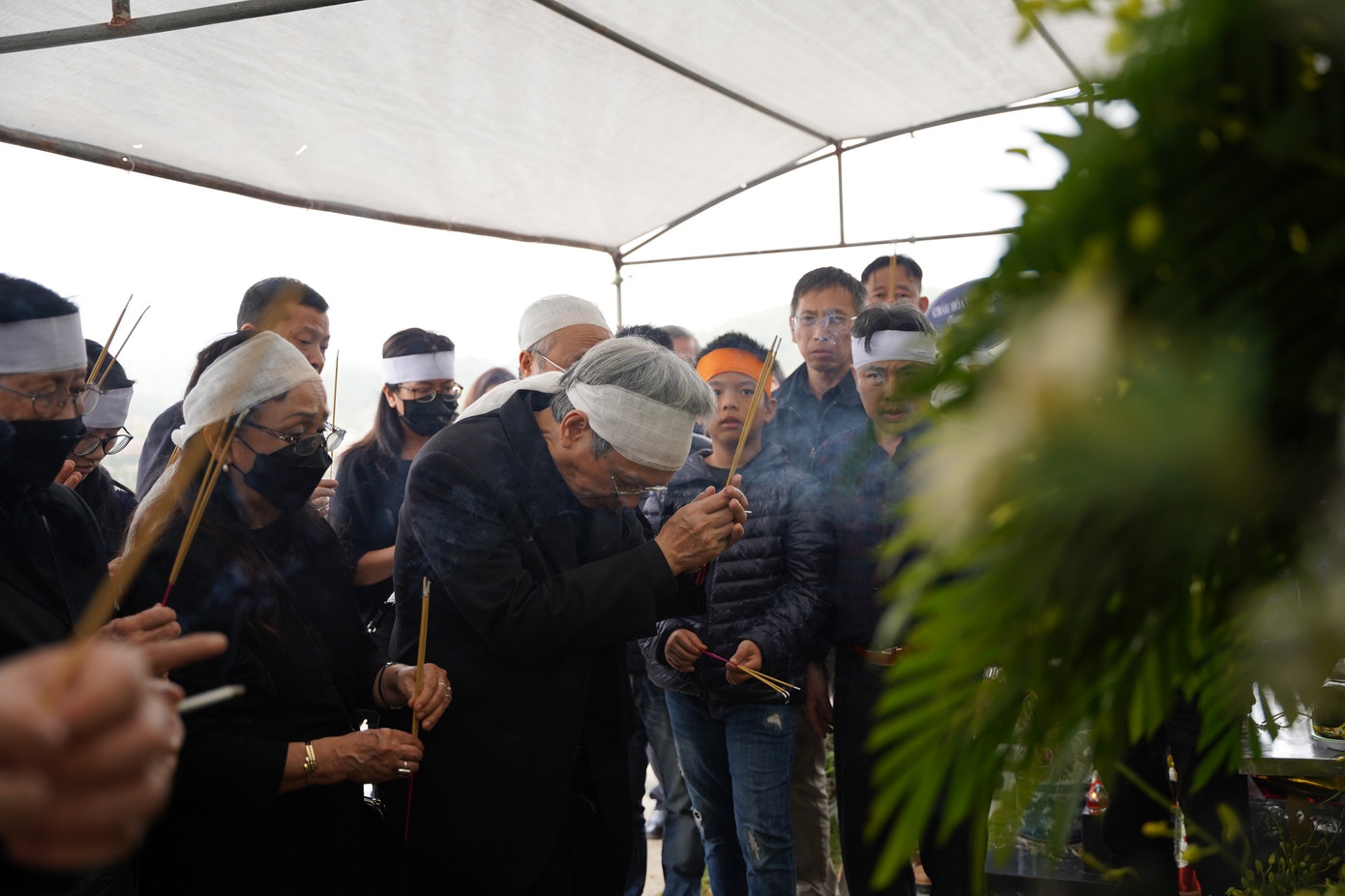 KTS Trần Thanh Bình - con trai cả nghệ sĩ, Nhà giáo nhân dân Thái Thị Liên và ông Trần Ngọc Danh - tiễn biệt mẹ. Ảnh: XUÂN QUỲNH.