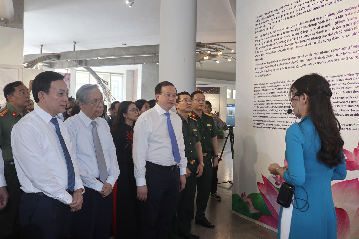 Các đại biểu tham quan triển lãm Những tấm gương bình dị mà cao quý được tổ chức tại Bảo tàng Hồ Chí Minh. Ảnh: Thanh Thương.