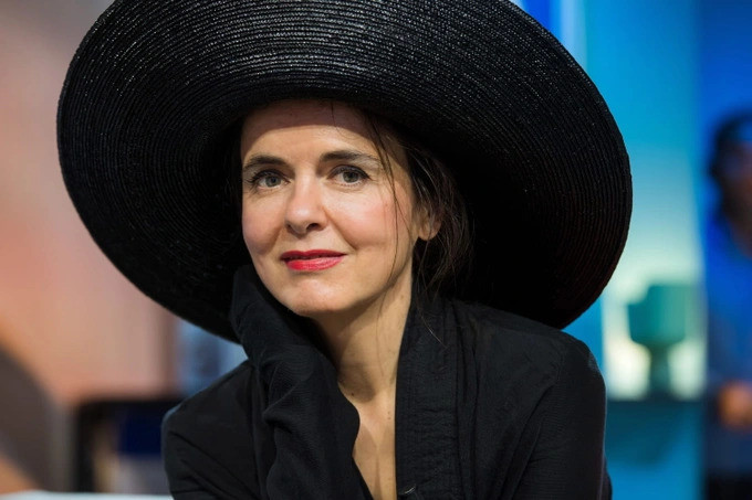 Amélie Nothomb nổi tiếng với văn phong hài hước, giàu liên tưởng và vô cùng mãnh liệt. Amélie Nothomb nổi tiếng với văn phong hài hước, giàu liên tưởng và vô cùng mãnh liệt.