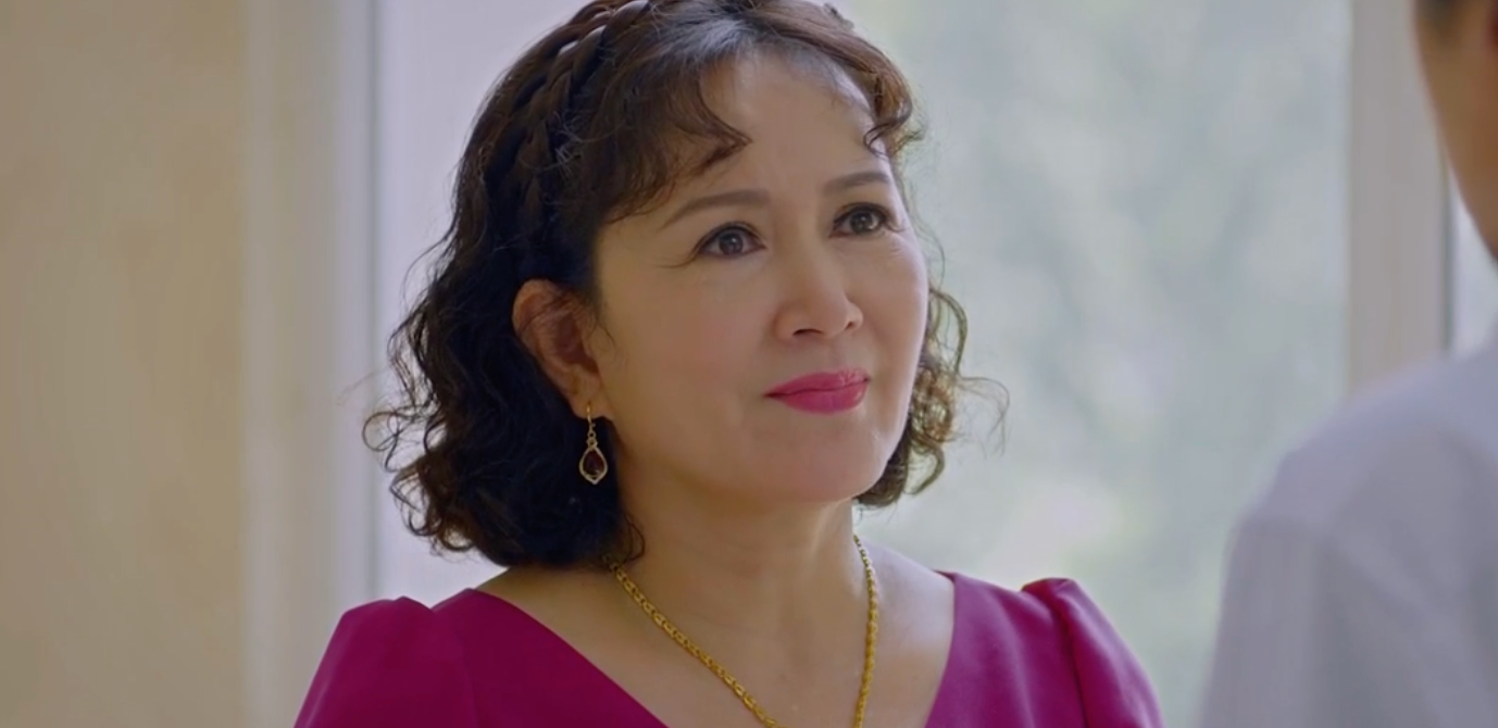 Bà Thủy (NSND Minh Hòa) nhận ra lỗi lầm và chủ động xin lỗi ông thông gia. Ảnh: CMH.