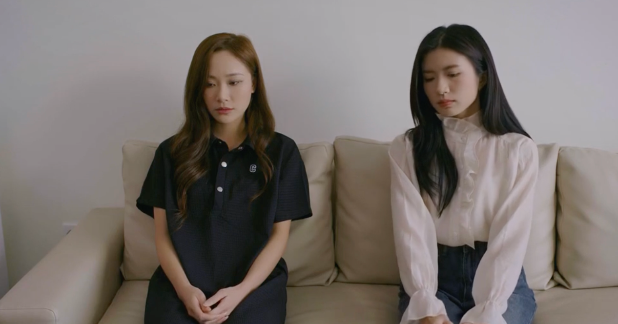 Yến (Mai Huê) xin lỗi Thảo (Ngọc Huyền) về những lần gây sự trước đây. Ảnh: CMH.