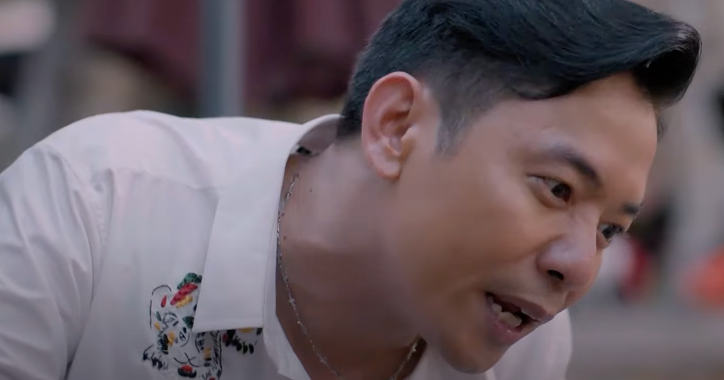 Bộ mặt thật của chủ quán cà phê (Việt Bắc) cũng bị lột trần. Ảnh:CMH.