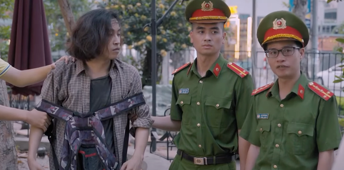 Bát (Tuấn Anh) - cậu em trời đánh của Luyến (Thanh Hương) bị công an bắt. Ảnh: CMH.