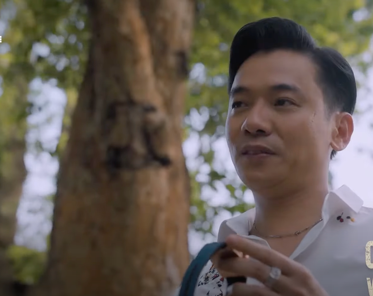 Chủ quán phát hiện Bát (Tuấn Anh) lấy trộm đồng hồ. Ảnh: CMH.