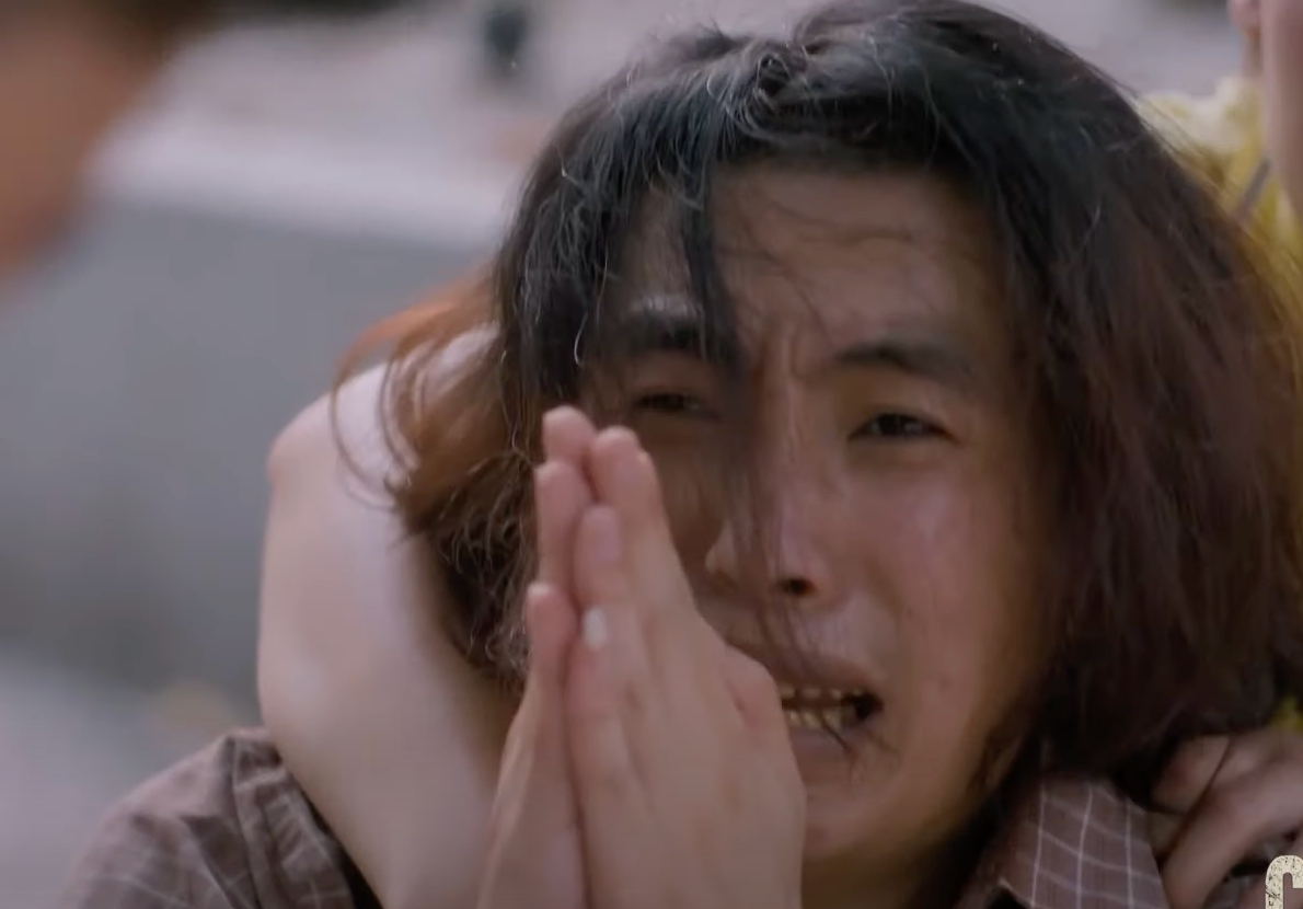 Bát (Tuấn Anh) bịa lý do gia đình khó khăn để xin chủ quán tha lỗi. Ảnh:CMH.