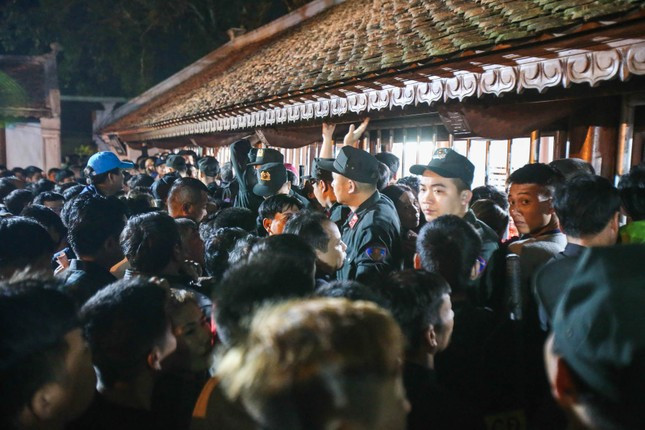 Nhằm đảm bảo an toàn tuyệt đối cho nhân dân, du khách, Ban tổ chức bố trí 5 vòng an ninh từ ngoài cổng đến trong khuôn viên đền Trần. Ảnh: Duy Phạm. Nhằm đảm bảo an toàn tuyệt đối cho nhân dân, du khách, Ban tổ chức bố trí 5 vòng an ninh từ ngoài cổng đến trong khuôn viên đền Trần. Ảnh: Duy Phạm.