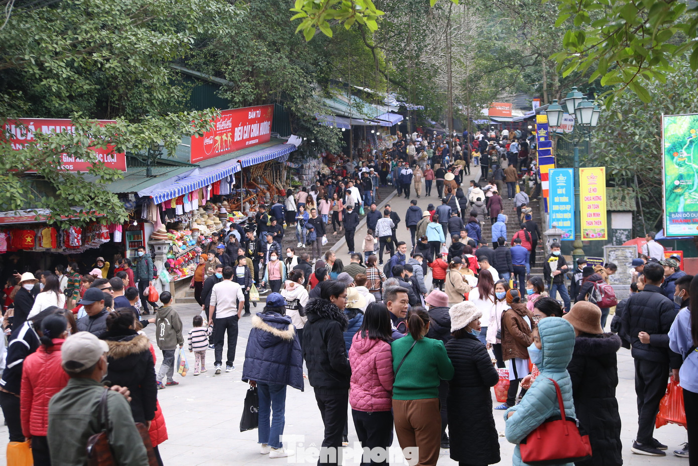 Dù mùng 6 Tết Nguyên đán lễ hội chùa Hương mới khai hội. Tuy nhiên từ mùng 5 Tết, khu Di tích thắng cảnh Hương Sơn (Mỹ Đức, Hà Nội) đã đón lượng lớn khách thập phương đến vãn cảnh, cầu may. Ảnh: GIA LINH.