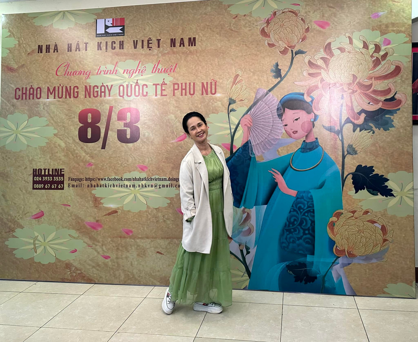 Với NSND Lan Hương, ngày 8/3 năm nay bận rộn hơn bởi lịch quay bộ phim Gia đình mình vui bất thình lình. Tuy nhiên, chị chia sẻ với Tiền Phong, dù bận thế nào những người đàn ông trong gia đình đều sẽ mua hoa tặng bà, mẹ - những người phụ nữ trong nhà và cả gia đình có một bữa ăn sum họp. NSƯT Đỗ Kỷ và NSND Lan Hương là đôi vợ chồng nghệ sĩ đáng ngưỡng mộ với cuộc sống gia đình bình yên, viên mãn.