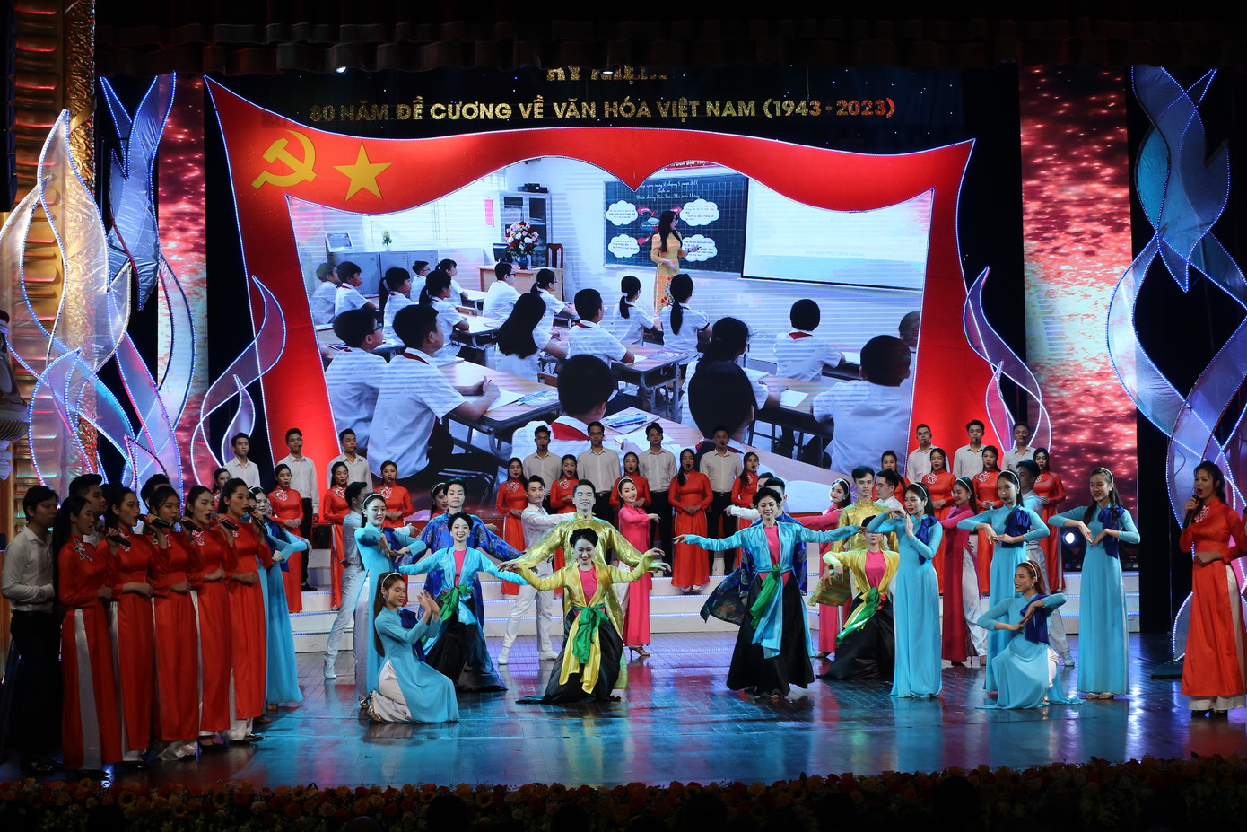 Chương trình nghệ thuật đặc biệt Đề cương về văn hoá Việt Nam - Những dấu ấn lịch sử gồm ba chương Văn hóa soi đường cho quốc dân đi, Văn hóa hóa kháng chiến, kháng chiến hóa văn hóa, Văn hoá là hồn cốt của dân tộc, văn hóa còn thì dân tộc còn. Ảnh: NHẬT MINH.