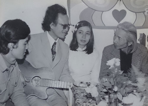 Vợ chồng NSƯT Văn Vượng trong ngày cưới. Bên phải là nhạc sĩ Văn Cao. Vợ chồng NSƯT Văn Vượng trong ngày cưới. Bên phải là nhạc sĩ Văn Cao.