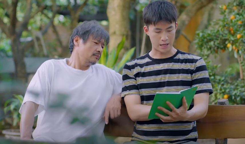 Hiếu (Duy Khánh) háo hức chia sẻ với bố (NSƯT Võ Hoài Nam) về kế hoạch kiếm tiền. Ảnh: CMH.