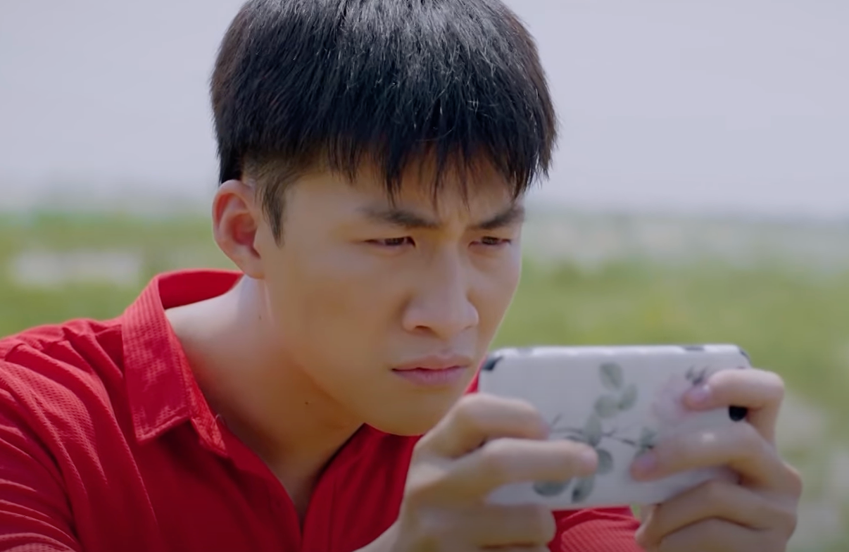 Hiếu (Duy Khánh) phát hiện bờ sông có người chết đuối khi đang chụp ảnh cho Linh. Ảnh: CMH.