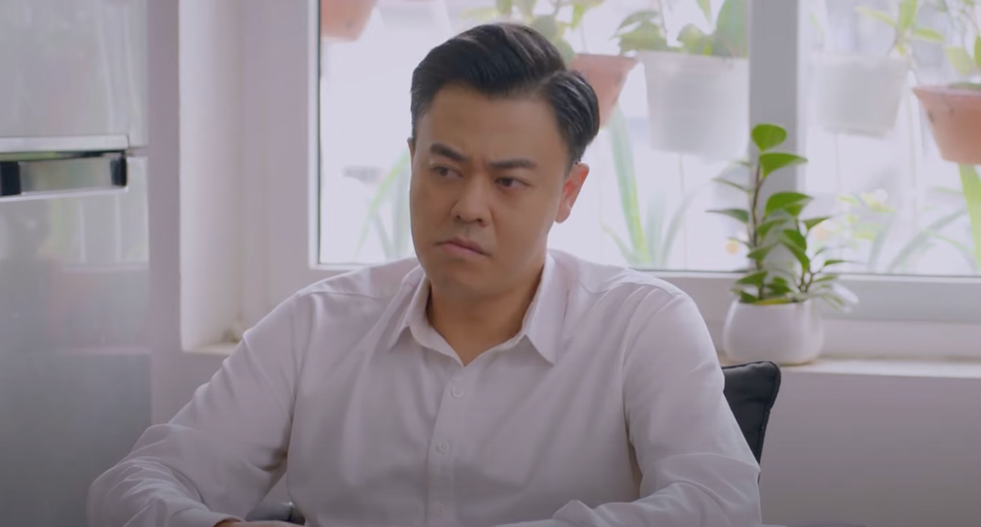 Nghĩa (Tuấn Tú) quyết định cầm cố căn nhà đang ở để lấy tiền đầu tư. Ảnh: CMH.