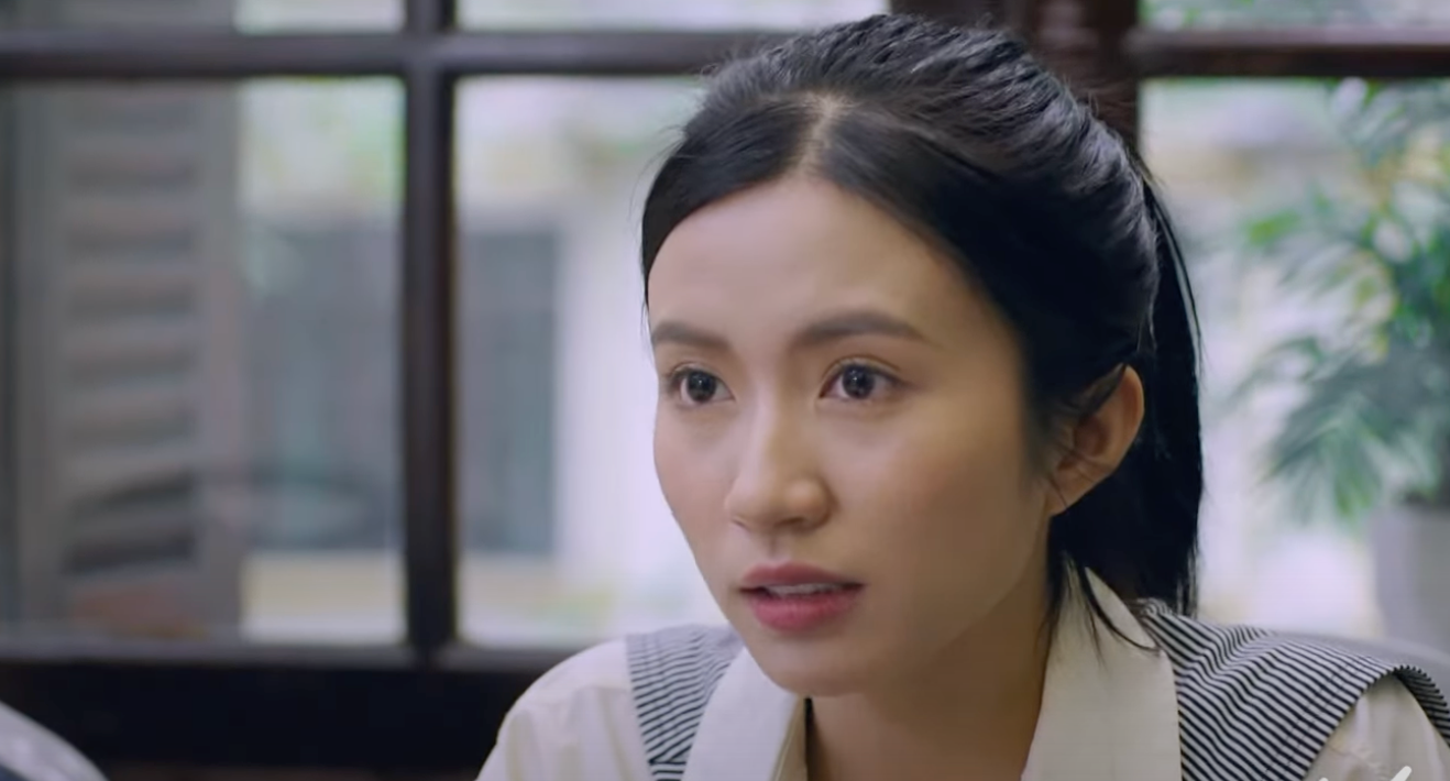 Thảo (Ngọc Huyền) bất ngờ vì trung tâm đã gửi tiền lương nhưng cô không hay biết. Ảnh: CMH.