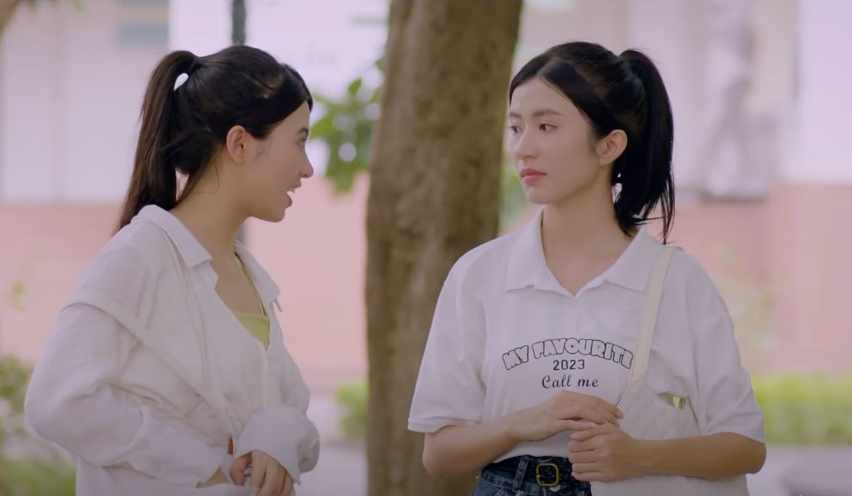 Thảo (Ngọc Huyền) phát hiện mình quên điện thoại trên lớp. Ảnh: CMH. Thảo (Ngọc Huyền) phát hiện mình quên điện thoại trên lớp. Ảnh: CMH.