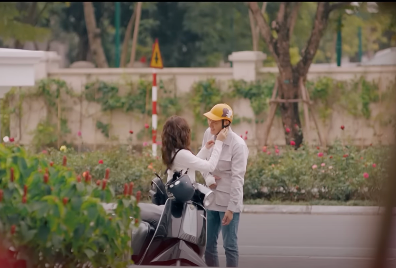 Tú (Đình Tú) đứng từ xa trông thấy cô bạn thân và Quy (Mạnh Trường) thân thiết với nhau. Ảnh: CMH.