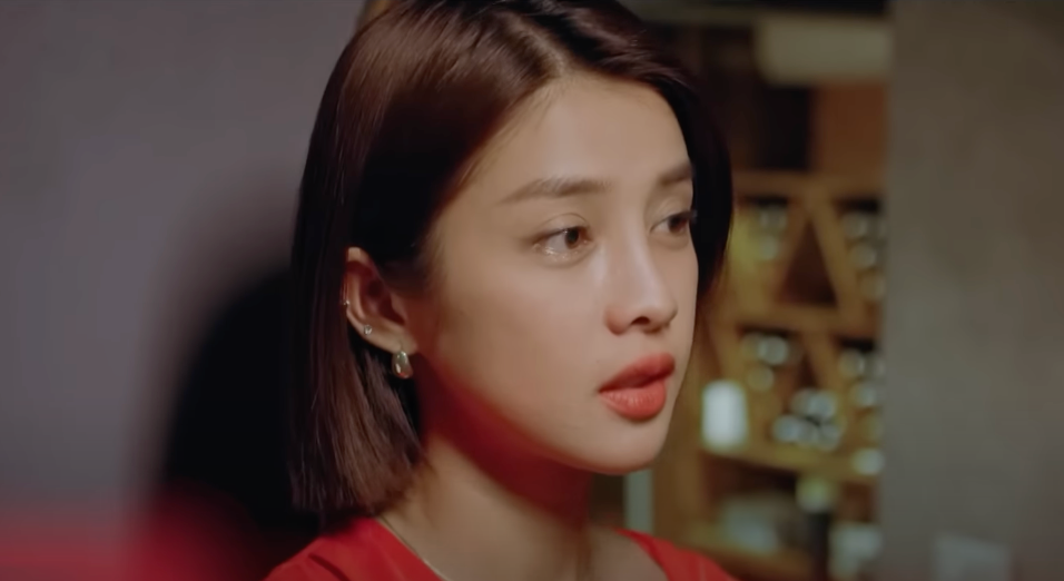 Linh (Trình Mỹ Duyên) lại cà khịa Tú (Đình Tú). Ảnh: CMH.