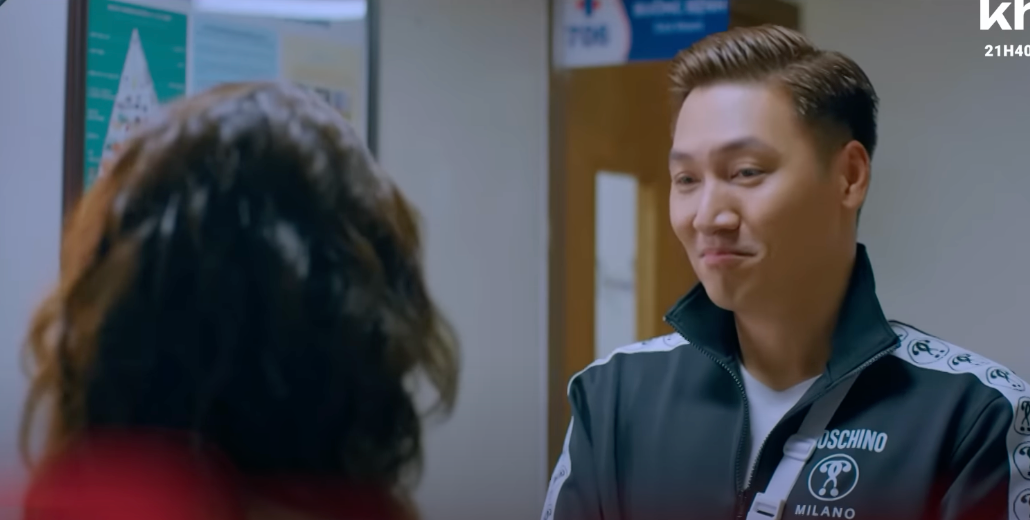 Quy (Mạnh Trường) bị thương vì bảo vệ Ly (Thùy Anh). Ảnh: CMH.