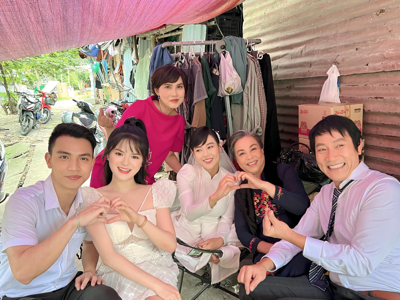 Nhiều hình ảnh hậu trường của Cuộc đời vẫn đẹp sao được các diễn viên đăng tải khi phim khép lại. Nhiều hình ảnh hậu trường của Cuộc đời vẫn đẹp sao được các diễn viên đăng tải khi phim khép lại.