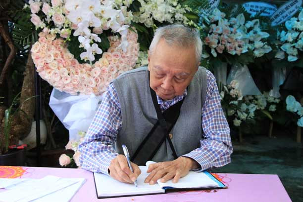 Nhà văn lão thành Cao Duy Thảo - nguyên Chủ tịch Hội Văn học nghệ thuật tỉnh Khánh Hòa và các văn nghệ sĩ đến viếng nhà thơ Giang Nam. Ảnh: Hội nhà Văn Việt Nam. Nhà văn lão thành Cao Duy Thảo - nguyên Chủ tịch Hội Văn học nghệ thuật tỉnh Khánh Hòa và các văn nghệ sĩ đến viếng nhà thơ Giang Nam. Ảnh: Hội nhà Văn Việt Nam.