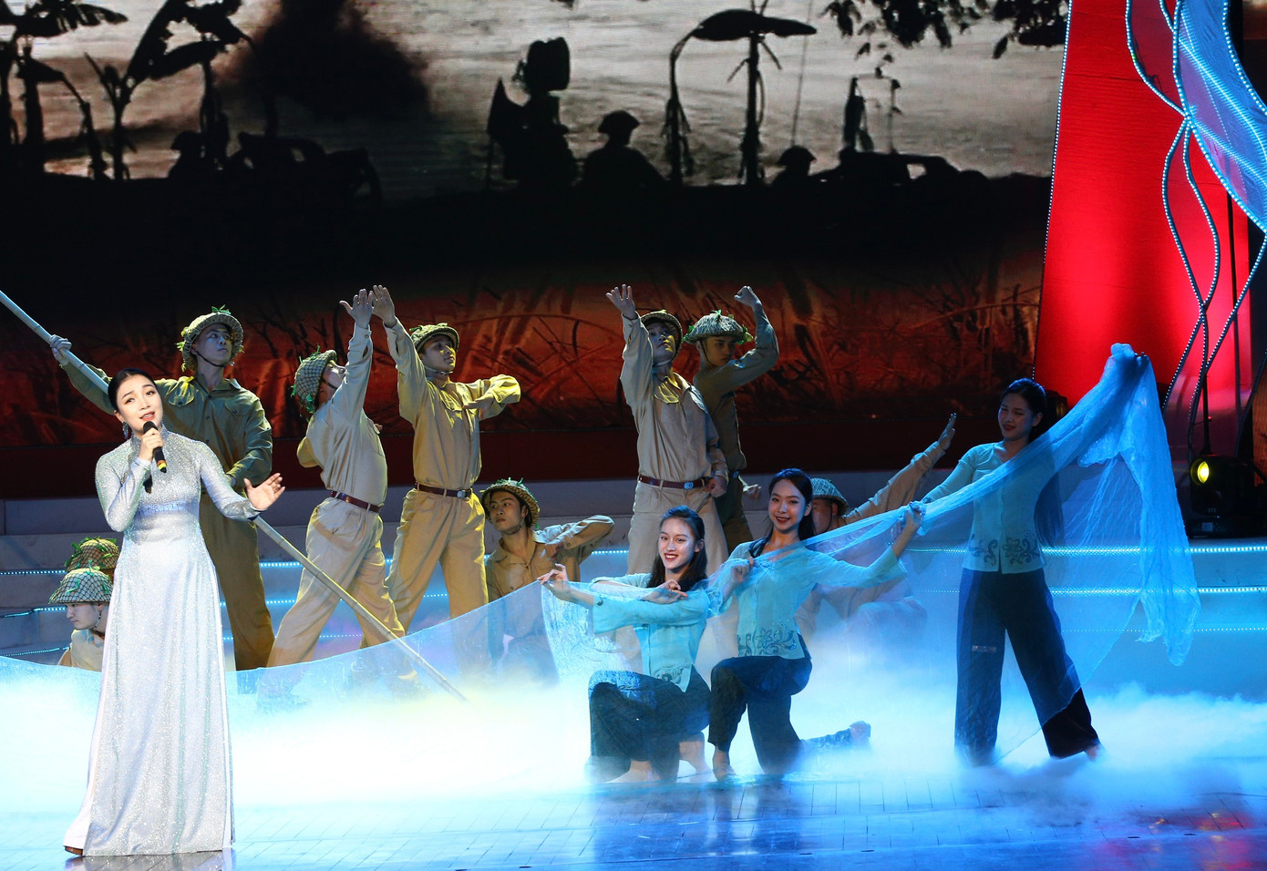 Ca sĩ Phạm Thu Hà thể hiện ca khúc Sông Lô trên sân khấu chương trình Đề cương về văn hóa Việt Nam - Những dấu ấn lịch sử. Ảnh: NHẬT MINH.