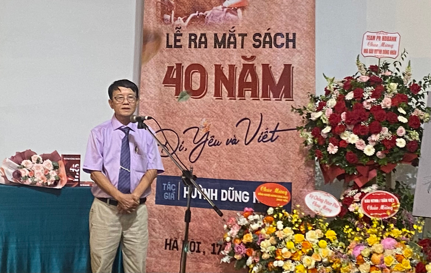 Nhà báo Huỳnh Dũng Nhân tổ chức ra mắt cuốn 40 năm - Đi, yêu và viết sáng ngày 17/6 tại Hà Nội. Ảnh: Nhà báo Huỳnh Dũng Nhân tổ chức ra mắt cuốn 40 năm - Đi, yêu và viết sáng ngày 17/6 tại Hà Nội. Ảnh:
