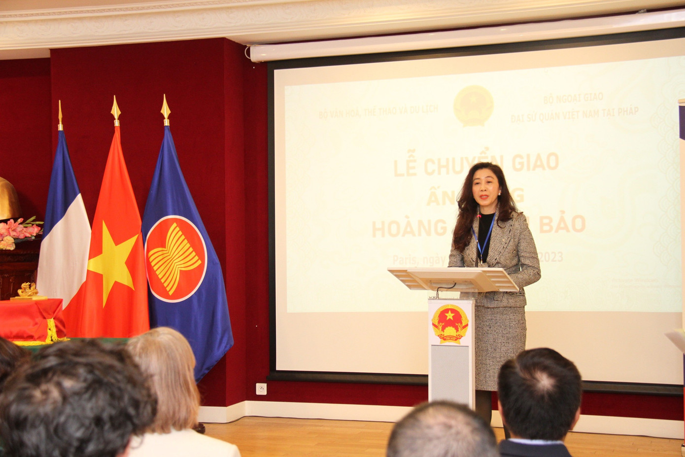 Bà Lê Thị Thu Hiền - Cục trưởng Cục Di sản văn hóa - phát biểu tại lễ chuyển giao ấn vàng. Bà Lê Thị Thu Hiền - Cục trưởng Cục Di sản văn hóa - phát biểu tại lễ chuyển giao ấn vàng.