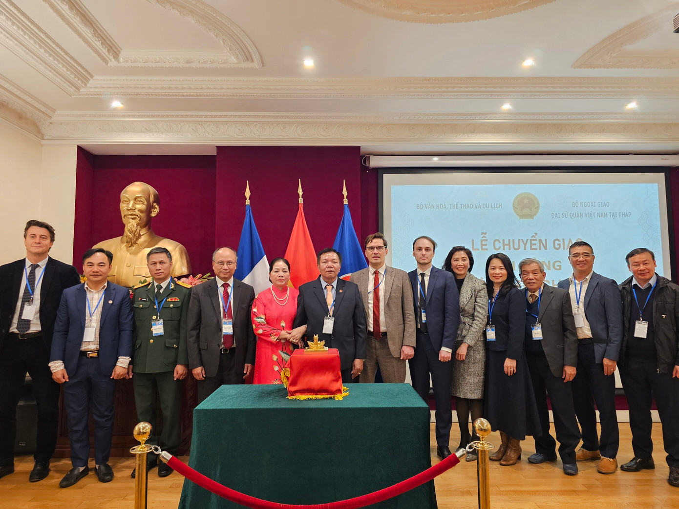 Lễ chuyển giao ấn vàng Hoàng đế chi bảo cho phía Việt Nam có sự tham gia của nhiều đại diện cơ quan chuyên ngành. Lễ chuyển giao ấn vàng Hoàng đế chi bảo cho phía Việt Nam có sự tham gia của nhiều đại diện cơ quan chuyên ngành.