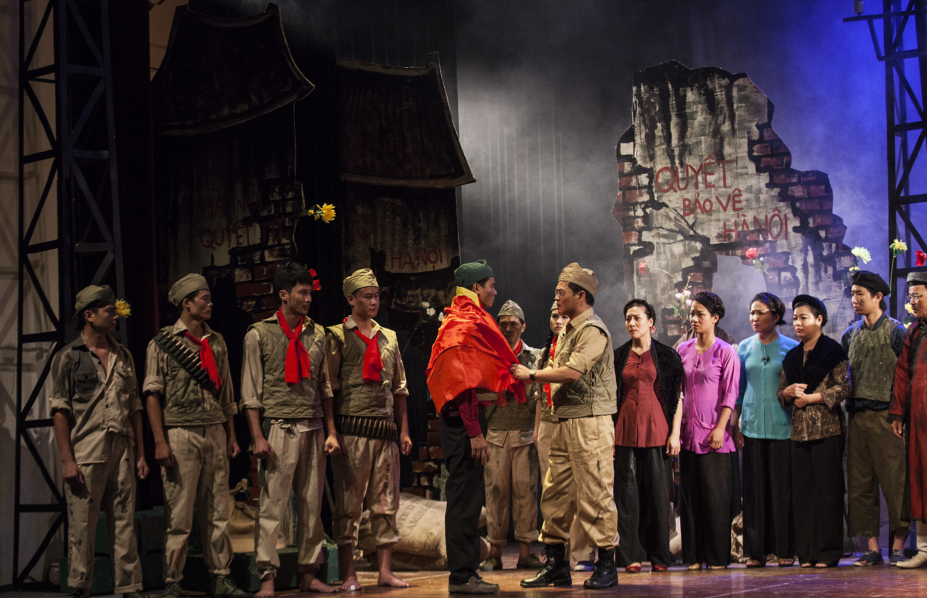 Suất diễn không nhiều, nghệ sĩ trẻ phải làm ngoài để mưu sinh.