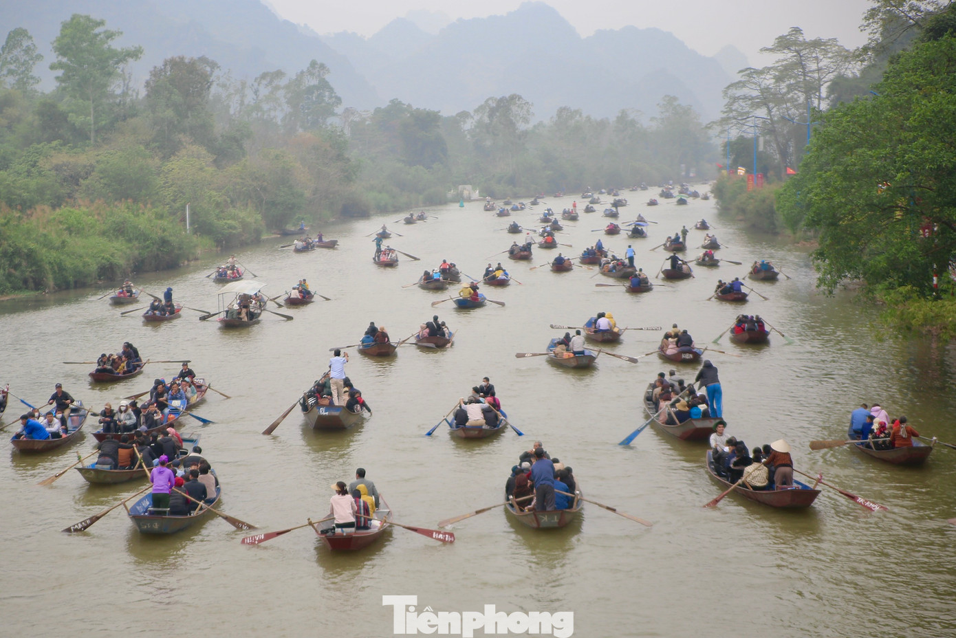 Từ sớm, người dân háo hức tụ tập, trẩy hội chùa Hương. Trên dòng suối Yến đã tấp nập xuồng đò qua lại. Ảnh: GIA LINH.