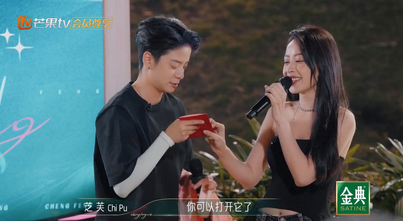 Amber - cựu thành viên nhóm nhạc f(x) trả lời đúng câu hỏi của Chi Pu.